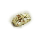 טבעת מכסף עם כיתוב זהב ברוסית