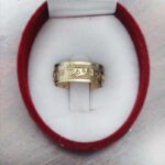 טבעת מעוצבת מזהב צהוב עם כיתוב אישי